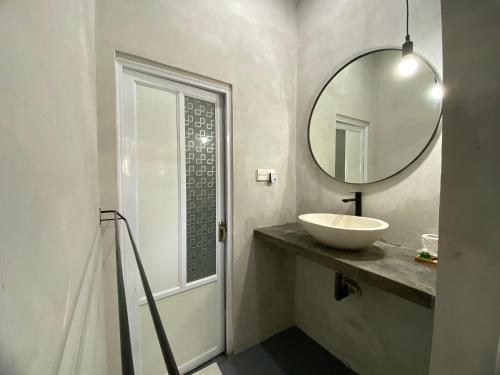 a bathroom with a sink and a mirror at Villa Kulat in Uluwatu
