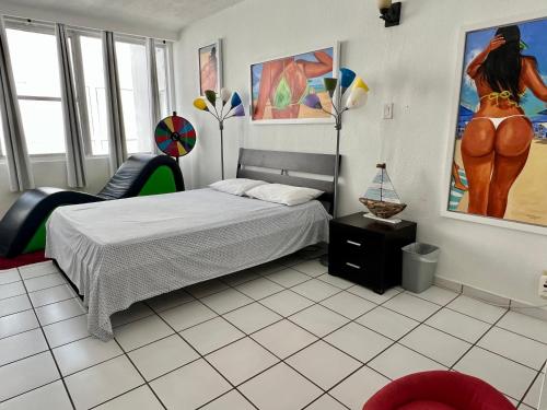 Säng eller sängar i ett rum på Condado BeachFront Tantra Apartment