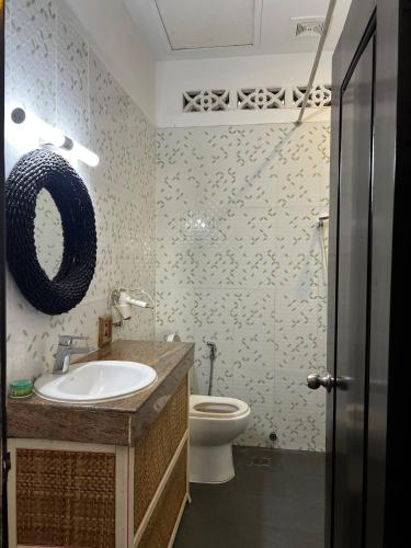 un bagno con lavandino e WC di Amara Angkor Boutique a Phumĭ Réach Born