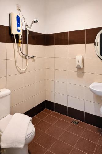 a bathroom with a toilet and a sink at EL Zahraa Moda Hotel Alor Setar in Alor Setar