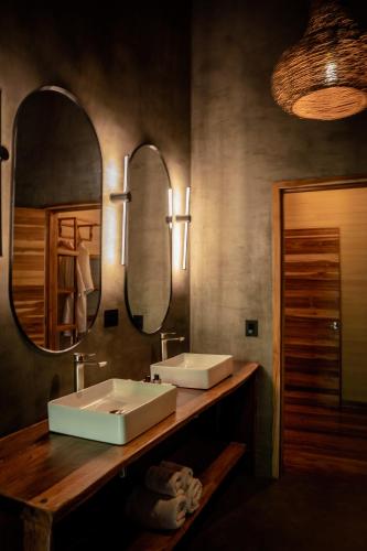 Et badeværelse på Black Sands Lodge