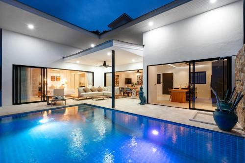 a swimming pool in the middle of a house at Savaya Samui Villa in Ban Ko Khwan