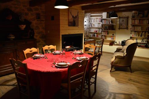chambres et table d'hôtes du Péré 레스토랑 또는 맛집