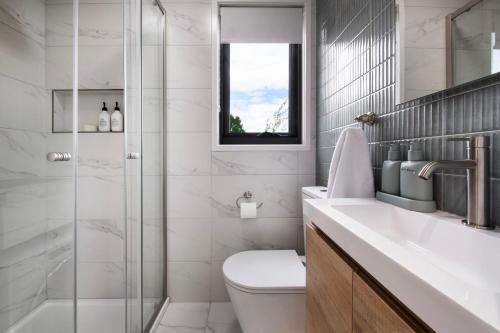 ein Badezimmer mit Dusche, Toilette und Waschbecken in der Unterkunft Piccola Blu Tiny House in Hepburn