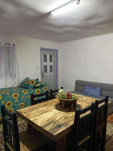 una sala da pranzo con tavolo e letto di Avondale Place a Nuku‘alofa