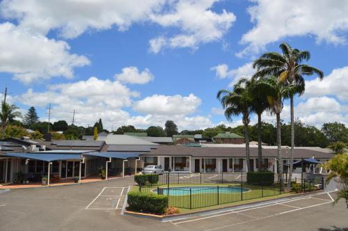 a motel with a tennis court in front of it at James Street Motor Inn in Toowoomba