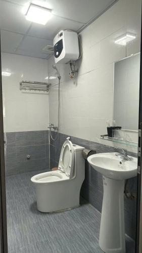 a bathroom with a toilet and a sink at Catba Chilling House Pool & Bar in Cat Ba