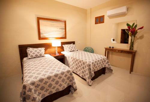 Кровать или кровати в номере Hotel Plaza Marbella Granada