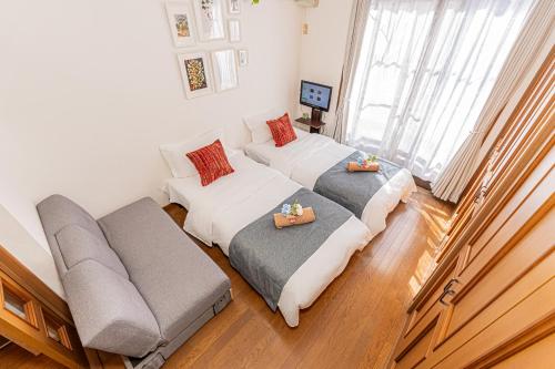 a living room with two couches and a couch at Happy House NIshi-Koiwa Keisei Koiwa Station 5min in Tokyo