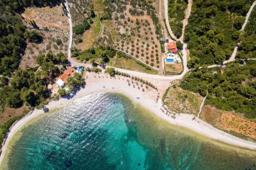 Deluxe Villa Sirena on the beach with Pool