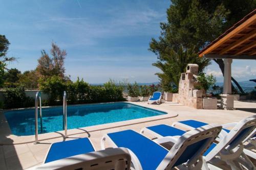 Deluxe Villa Sirena on the beach with Pool