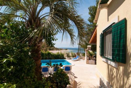 Deluxe Villa Sirena on the beach with Pool