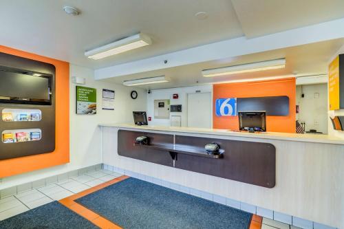 Η κουζίνα ή μικρή κουζίνα στο Motel 6-Linthicum Heights, MD - BWI Airport