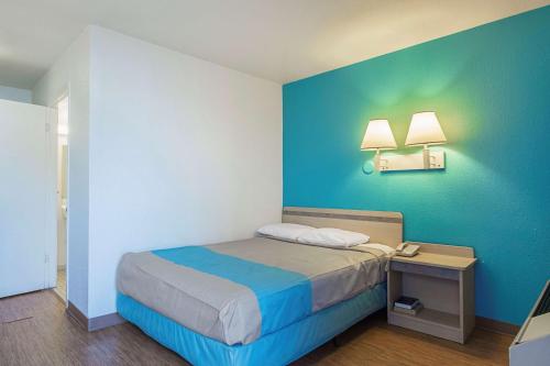 Katil atau katil-katil dalam bilik di Motel 6-Rochester, MN