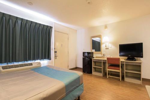 Televisyen dan/atau pusat hiburan di Motel 6-Rochester, MN