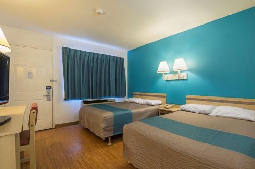 Katil atau katil-katil dalam bilik di Motel 6-Rochester, MN