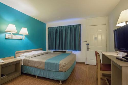 Katil atau katil-katil dalam bilik di Motel 6-Rochester, MN