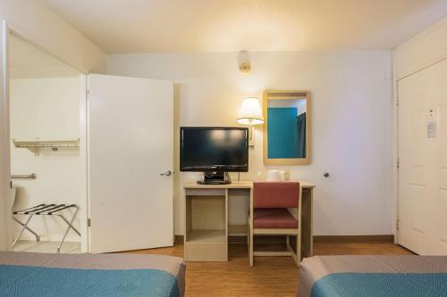 Televisyen dan/atau pusat hiburan di Motel 6-Rochester, MN
