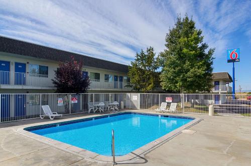 a swimming pool in front of a building at Motel 6-Laramie, WY in Laramie