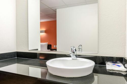 Ένα μπάνιο στο Motel 6-York, NE