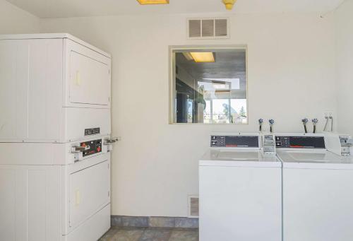 Kuchyň nebo kuchyňský kout v ubytování Motel 6-Laramie, WY