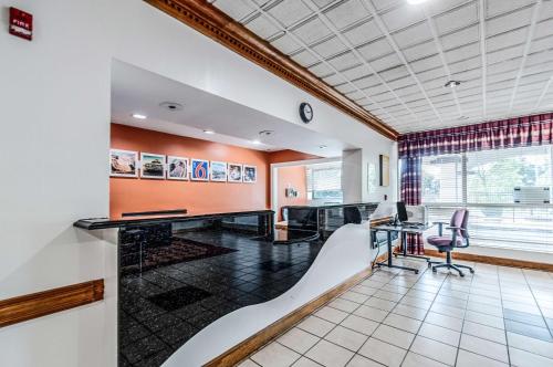 an office with a desk and chairs in a room at Motel 6-Dumfries, VA in Dumfries