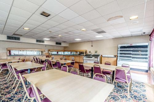 a classroom with wooden tables and purple chairs at Motel 6-Dumfries, VA in Dumfries