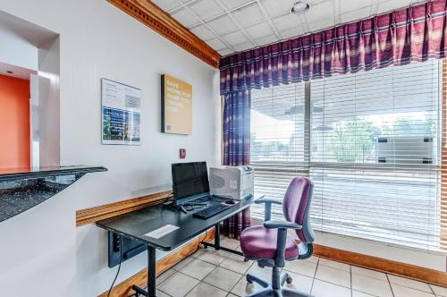 an office with a desk with a computer and a chair at Motel 6-Dumfries, VA in Dumfries