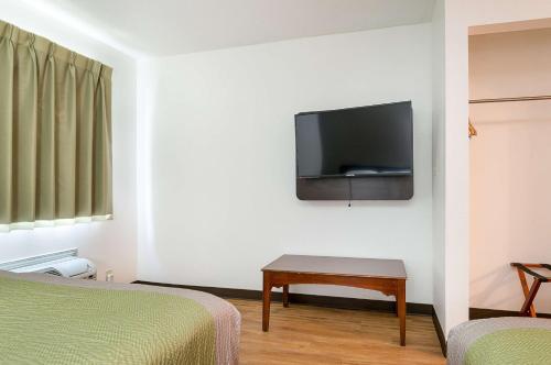 Μια τηλεόραση ή/και κέντρο ψυχαγωγίας στο Motel 6-New Iberia, LA