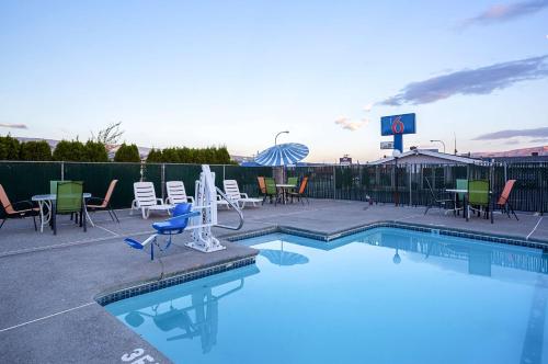 Motel 6-Wenatchee, WAの敷地内または近くにあるプール