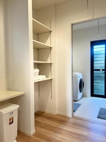 a room with a closet with a mirror and a door at Akikawa Waifu 2 プレミアム木造 一棟貸切ヴィラ in Kikuchi