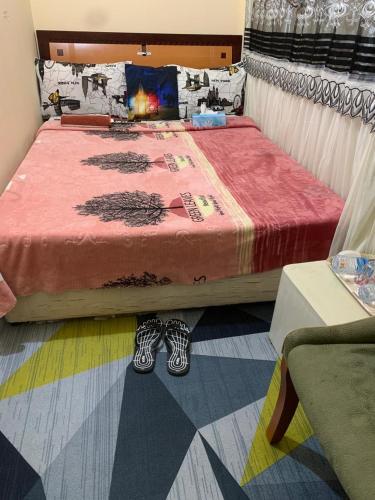 เตียงในห้องที่ Major Apartment