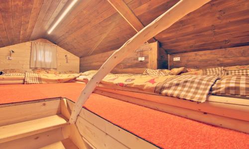 a room with two beds in a wooden cabin at JoSchi Almhütte Hochkar in Göstling an der Ybbs