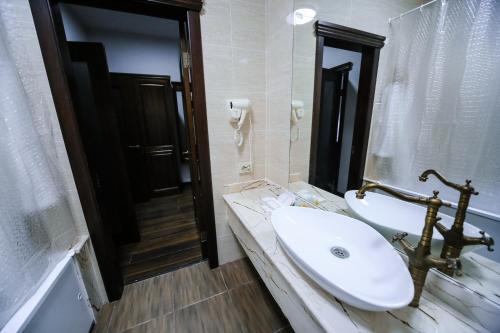 Bilik mandi di Dvin Hotel