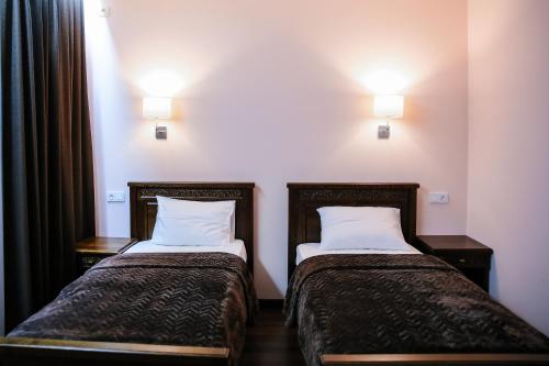 Katil atau katil-katil dalam bilik di Dvin Hotel