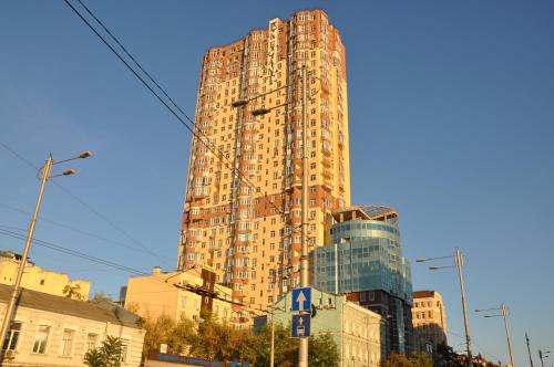 un edificio alto con un cartel delante en The Hostel ЖД Вокзал Центр en Kiev