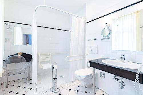 ein weißes Badezimmer mit Waschbecken und Toilette in der Unterkunft Garner Hotel Berlin - Messe by IHG in Berlin