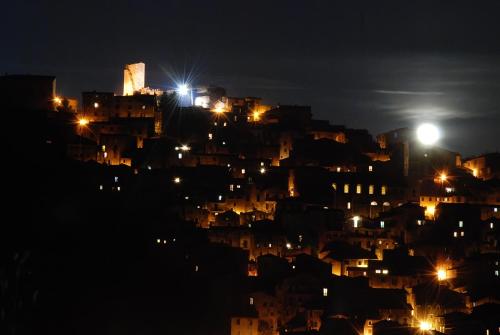 Γενική άποψη της πόλης Olevano Romano ή θέα της πόλης από  αυτή η παραθεριστική κατοικία