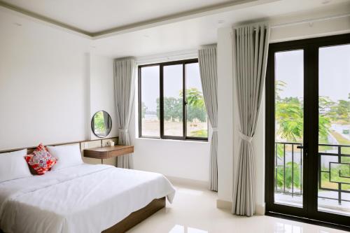 a bedroom with a bed and a large window at Cloud Inn Homestay in Thôn Lại Thê