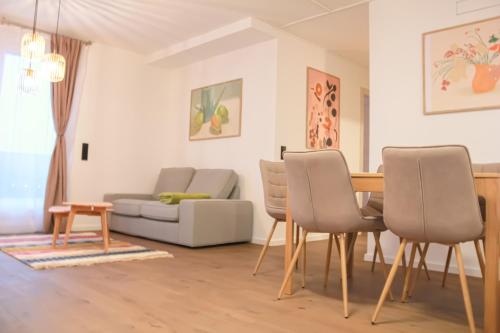 Stylish Penthouse Apartment with Free Parking