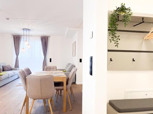 Stylish Penthouse Apartment with Free Parking