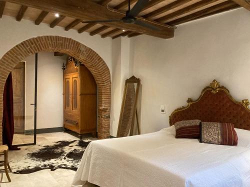 a bedroom with a bed and an arched doorway at Appartamento Monache in Lucignano