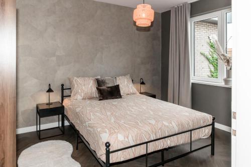 a bedroom with a bed and a window at Slapen bij van O 2 in Yerseke