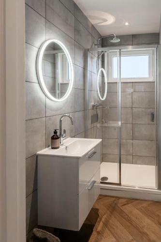 a bathroom with a sink and a shower at Slapen bij van O 2 in Yerseke