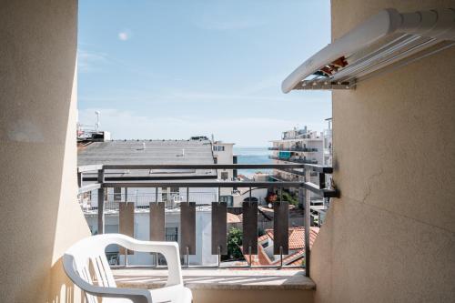 une chaise blanche sur un balcon avec vue dans l'établissement Blu Star Hotel, à Gabicce Mare