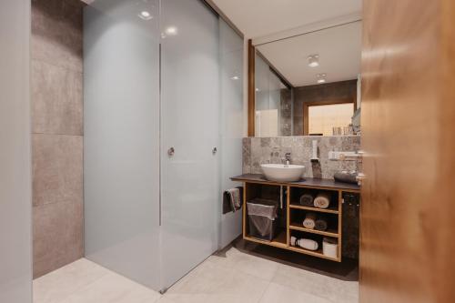 a bathroom with a sink and a shower at Winzerhäuser Skringer Wohnen im Weingarten in Leutschach