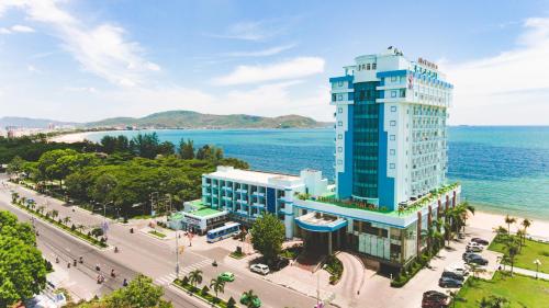 un edificio alto azul junto al océano en Seagull Hotel, en Quy Nhon