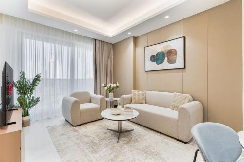 Luxury 1 Bed Retreat with Balcony in JVT