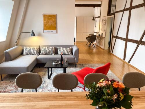 a living room with a couch and a table at WEINQUARTIER Naumburg 6 Apartments Eventraum Fahrradraum Kaffee Küche Parken in Naumburg