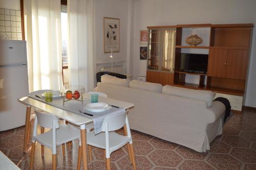 a living room with a white couch and a table at Al B6 CLOSE TO VENICE in Mogliano Veneto